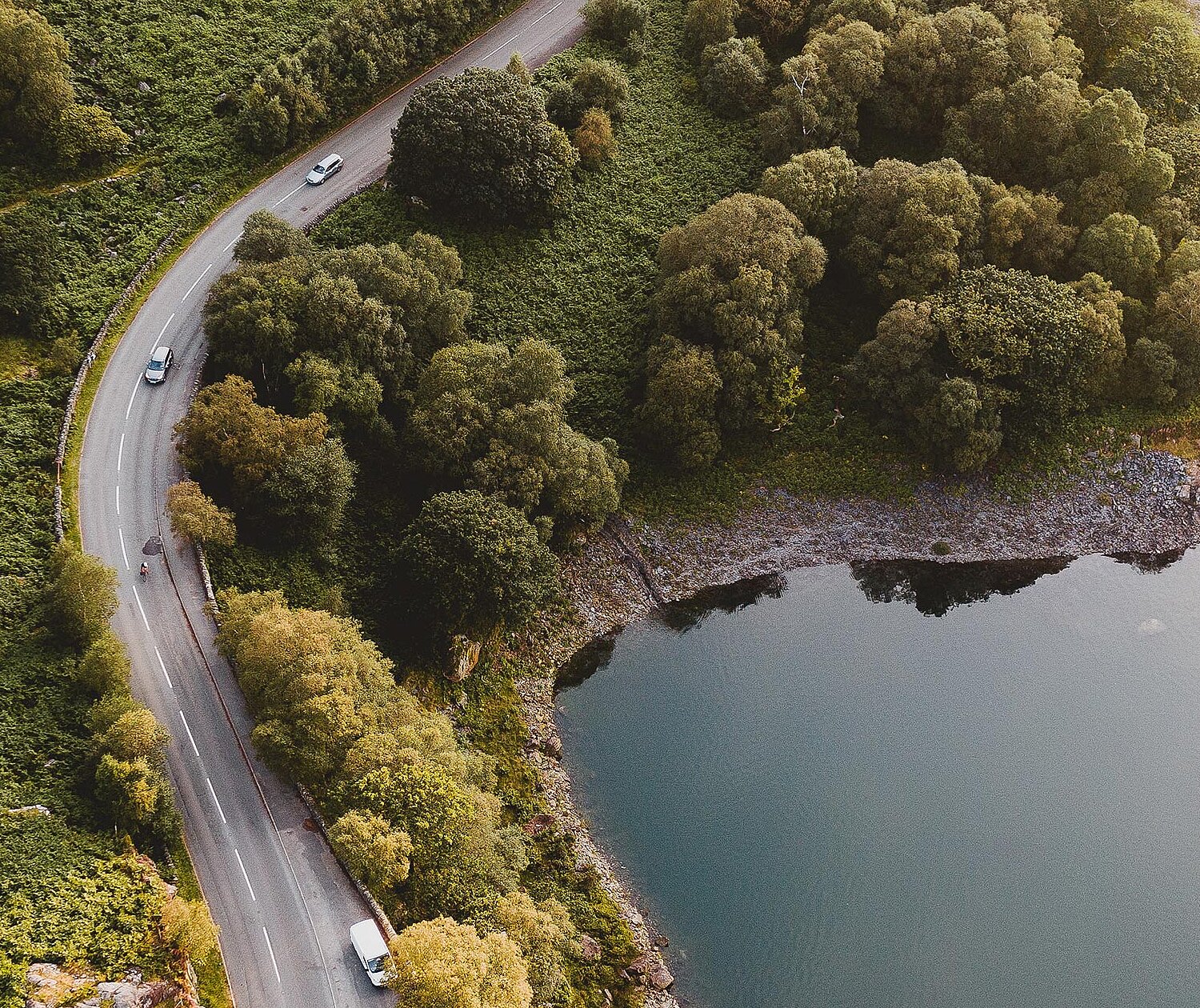 Luftbild mit Straße und See