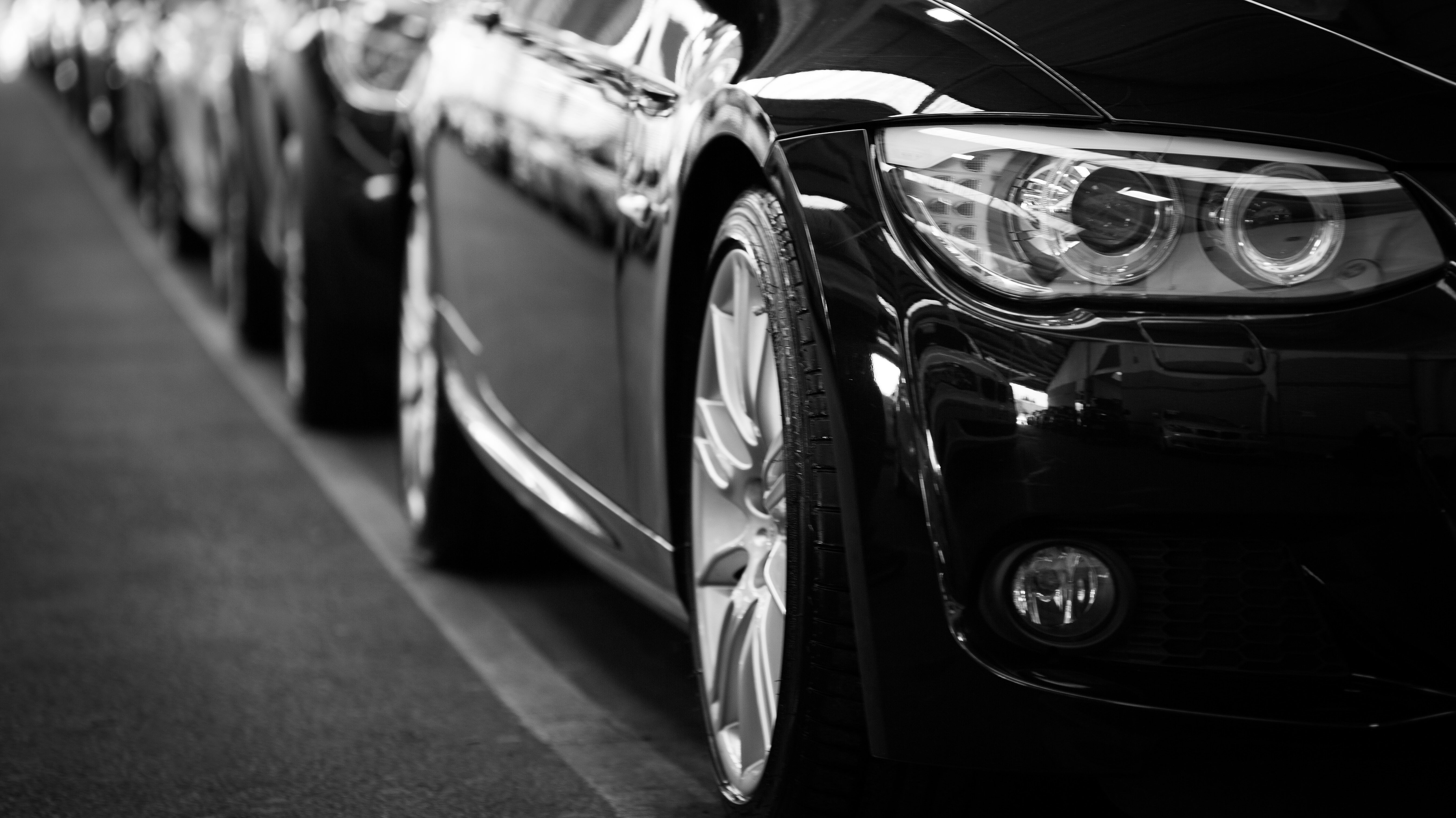 Schwarz Weiß Fotografie eines Autos frontal im Anschnitt
