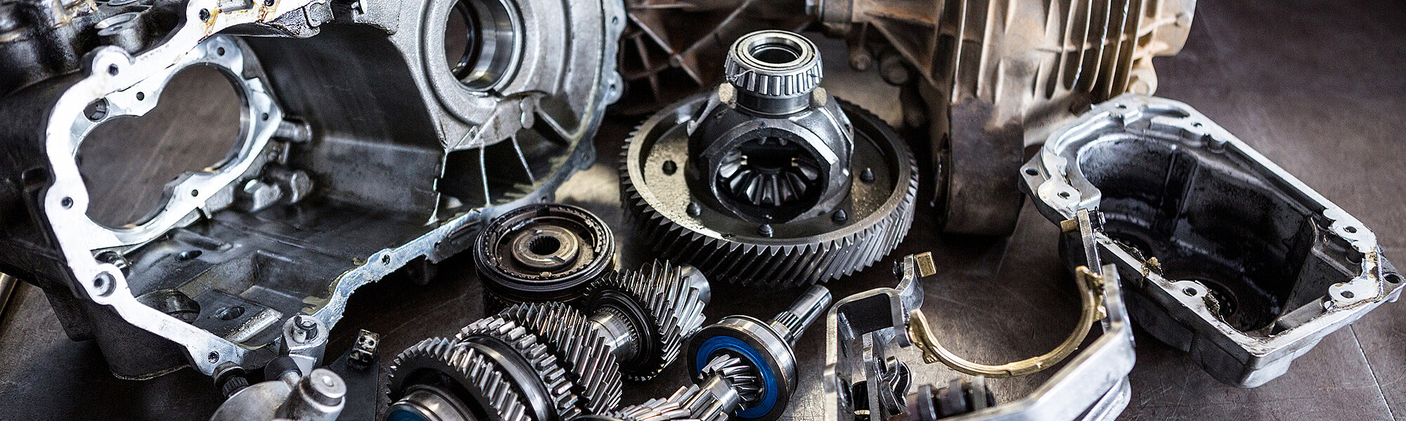 Titelbild mit Motor Einzelteilen