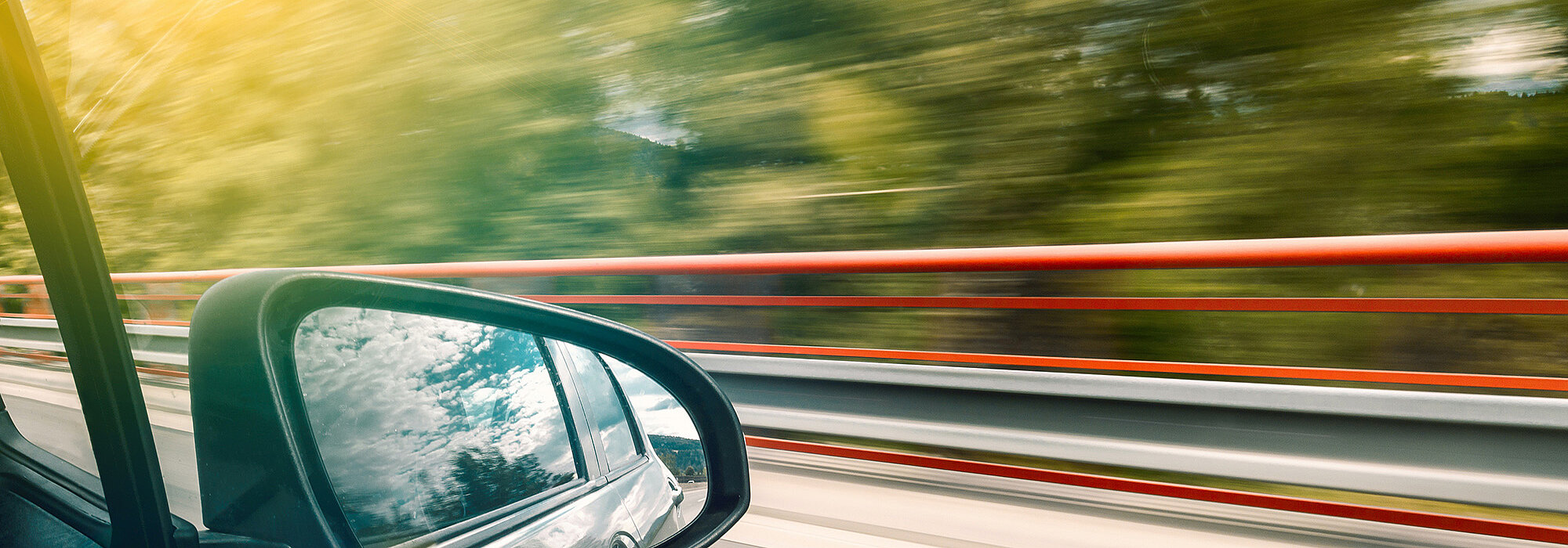 Bild mit fahrendem Auto mit Blick aus dem Fenster
