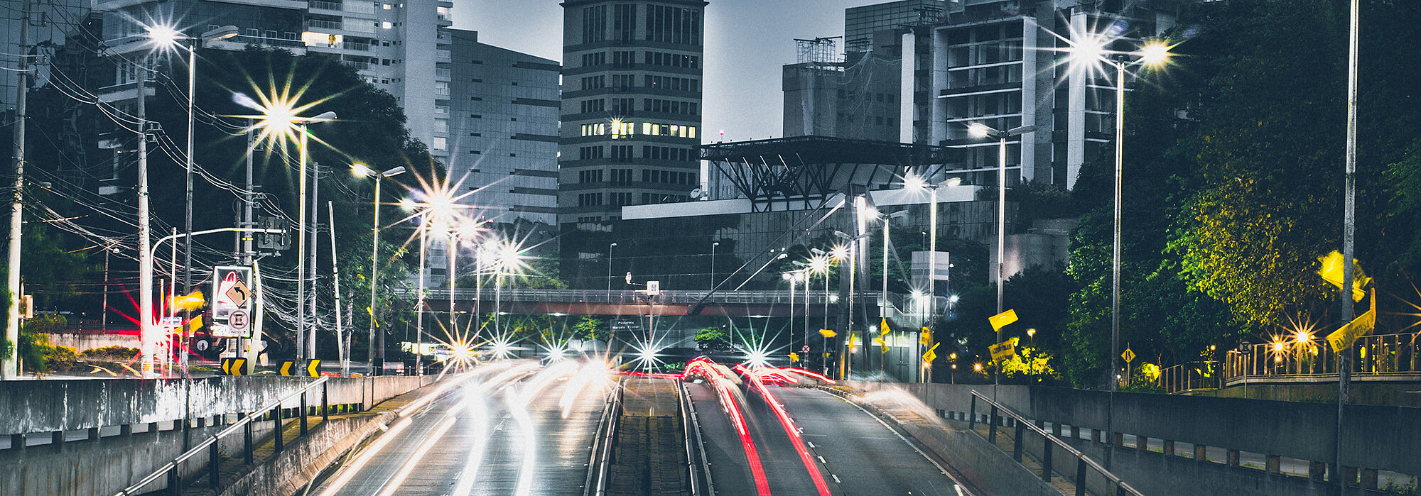 Befahrene Fahrbahn bei Nacht