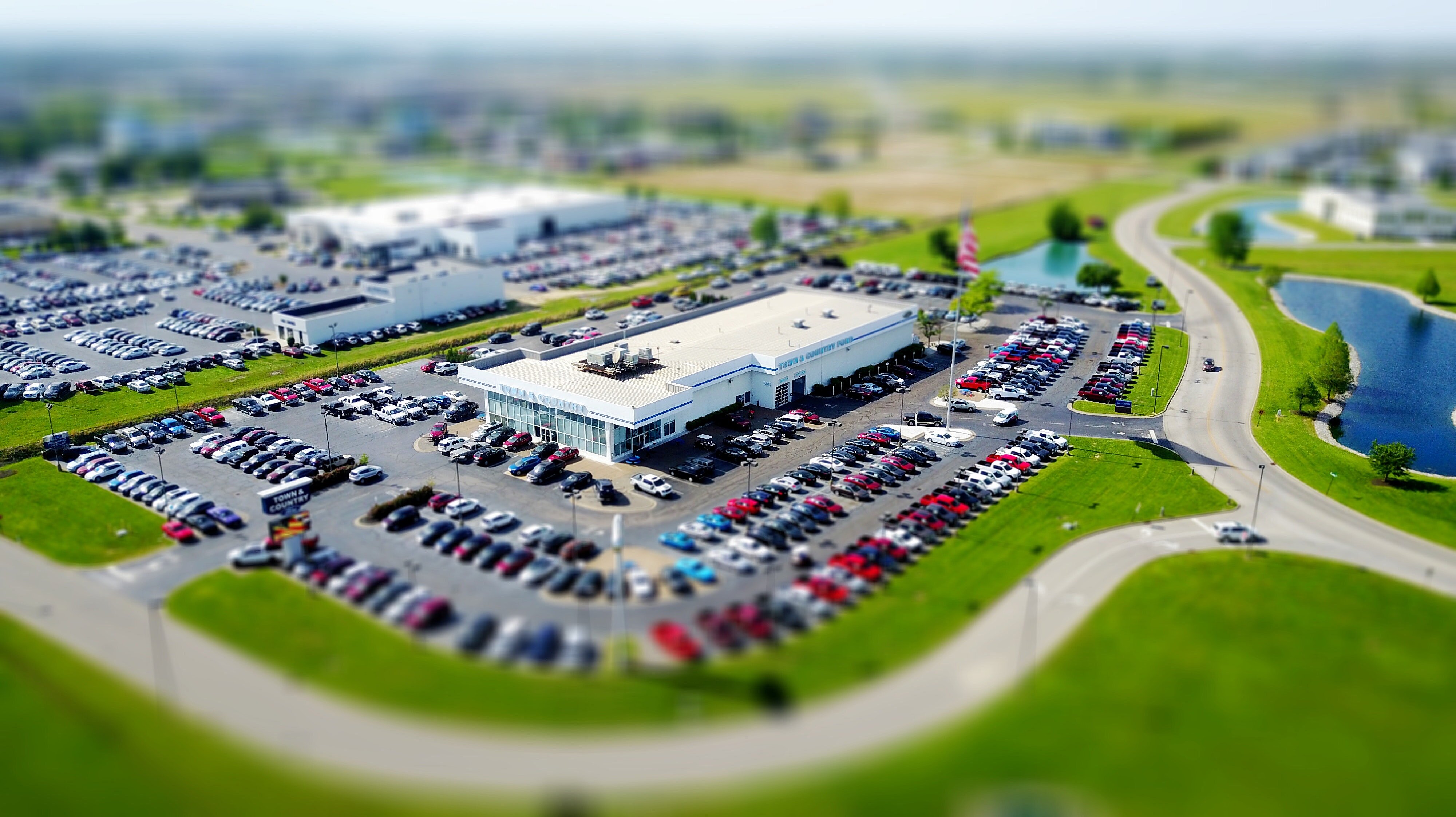 Luftbild von einem Autohaus